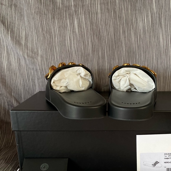 FREE SHIPPING‼️ BRAND NEW, IN BOX- Black Versace slides, men’s size 9 - Picture 6 of 8